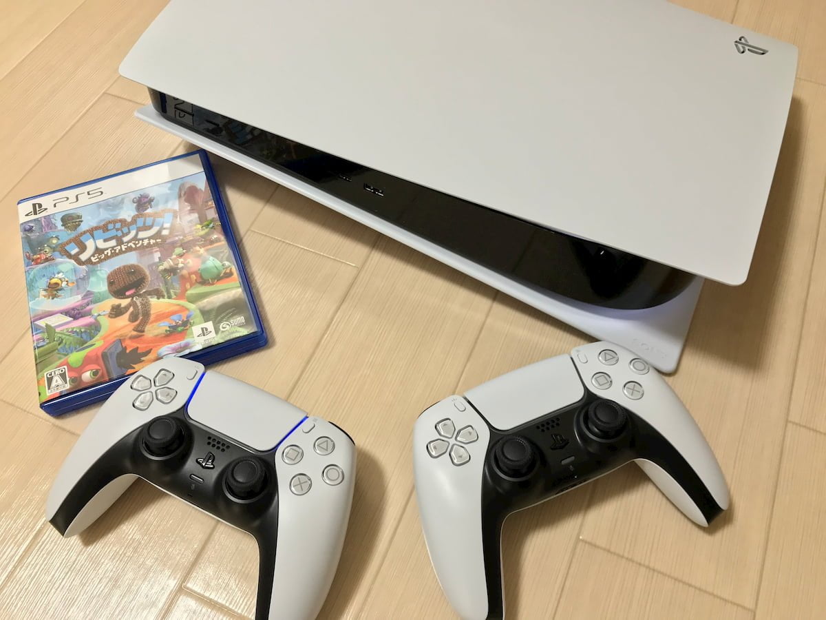 PS5本体とコントローラー2つとゲームソフト