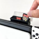 Switchドックに装着した100均「ドックに付けられるゲームカードケース」からゲームカードを取り出す様子