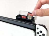 Switchドックに装着した100均「ドックに付けられるゲームカードケース」からゲームカードを取り出す様子