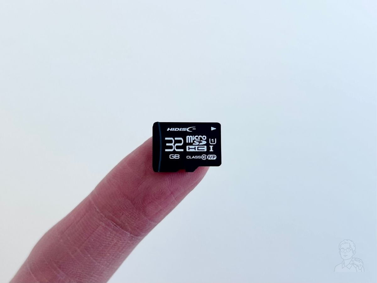 ダイソー「microSDカード」を持つ手