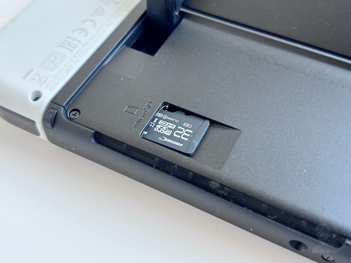 ダイソー「microSDカード」をSwitch有機ELモデルに挿す様子