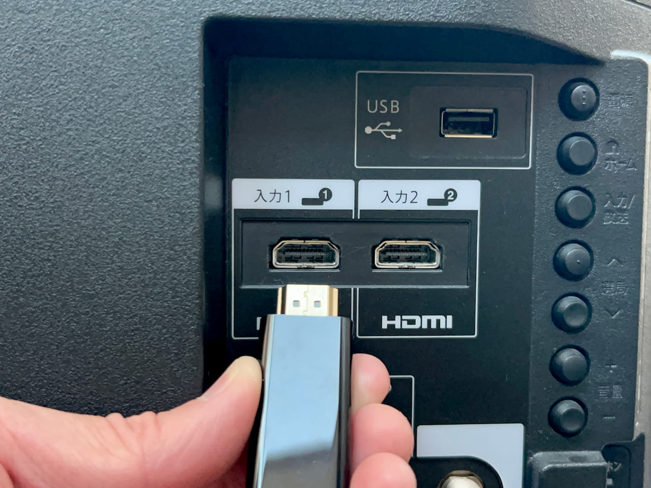 USB-C - HDMI ケーブルをテレビに挿す