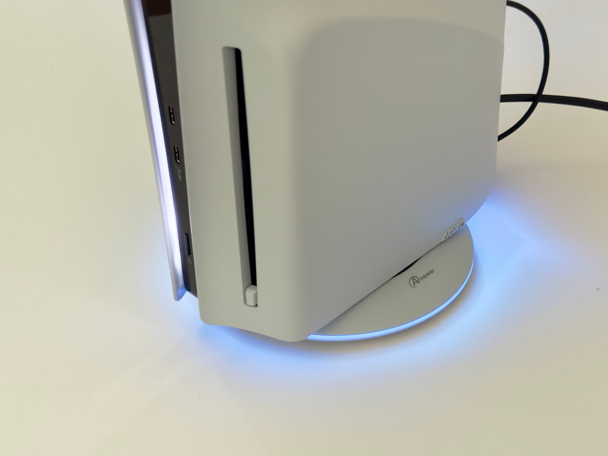LEDライトで光る新型PS5の縦置きスタンド