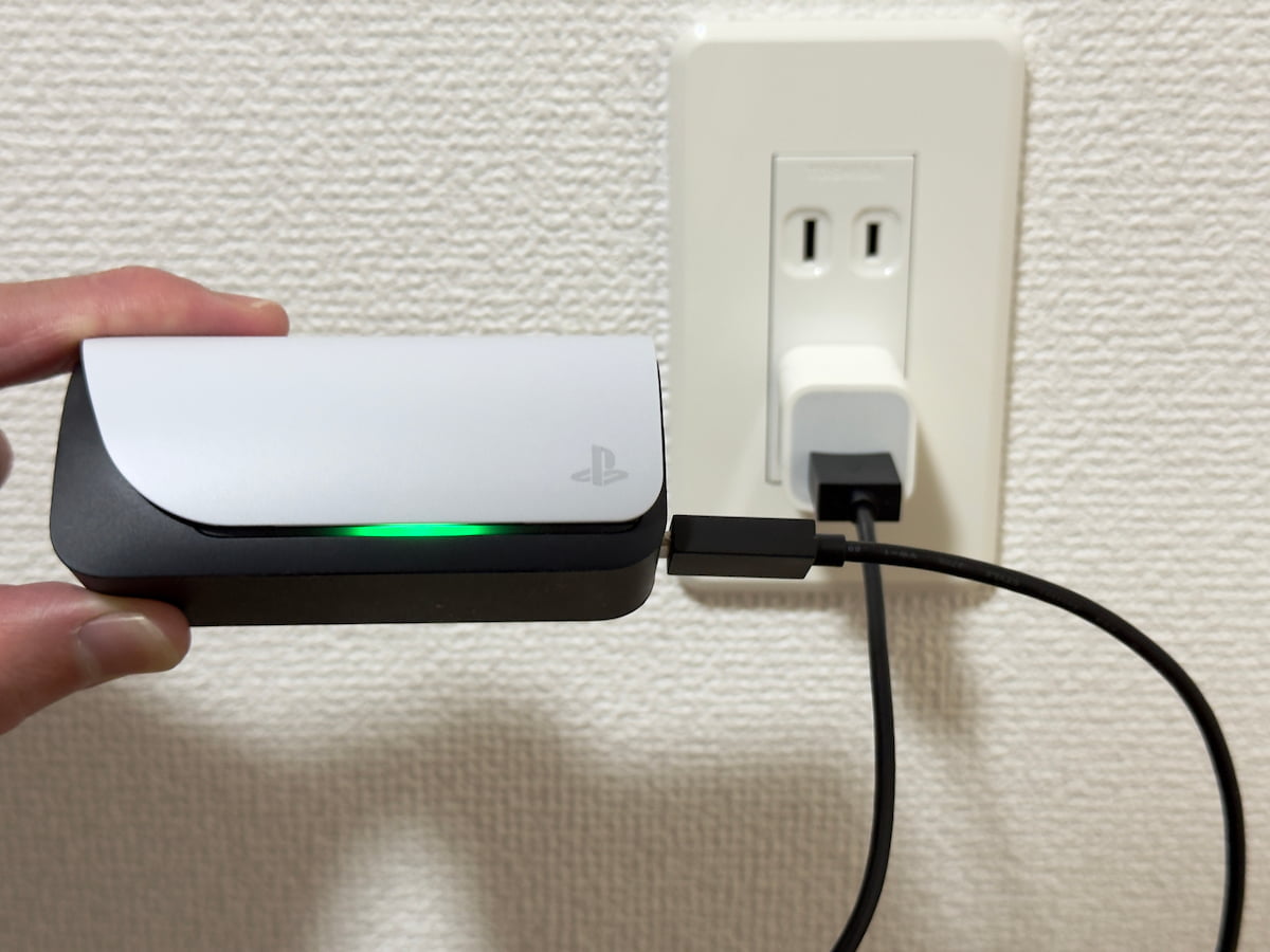 USB 充電器とPULSE Explore の充電ケースをUSBケーブルで接続