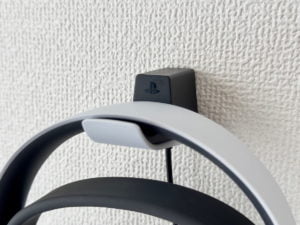 PULSE Elite の充電フックをネジで壁に取り付ける方法